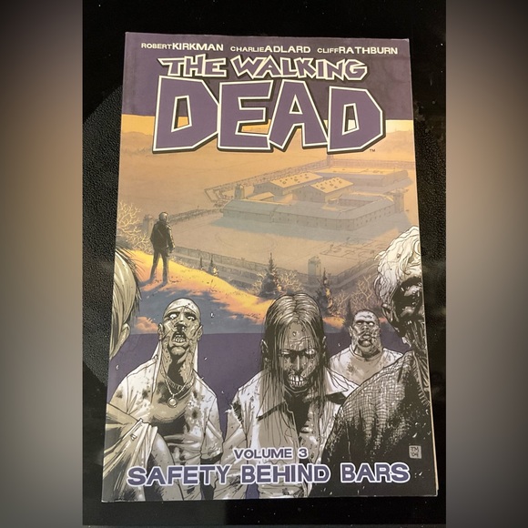 Walking Dead: comic books set of 5 books series 1 thou 5. Do not ship over 5 lbs - Picture 5 of 7